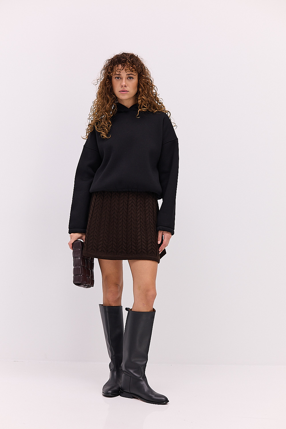 Жіноче утеплене худі чорне з вишивкою That girl