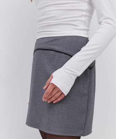 Жіночий лонгслів білий з вирізом для пальця на рукавах