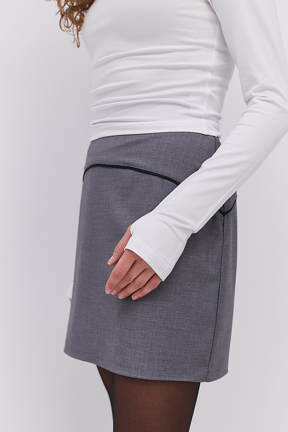 Жіночий лонгслів білий з вирізом для пальця на рукавах