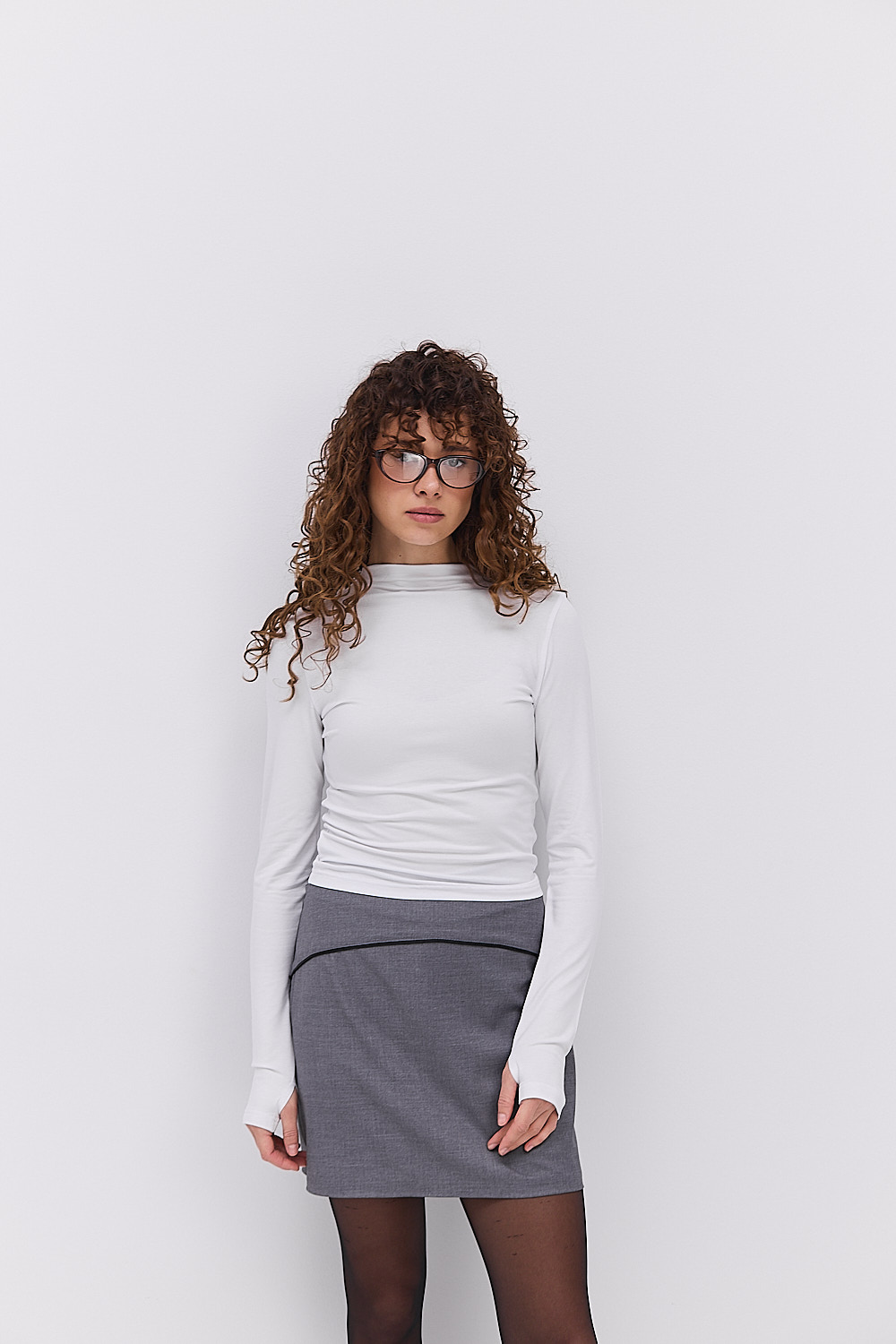 Жіночий лонгслів білий з вирізом для пальця на рукавах