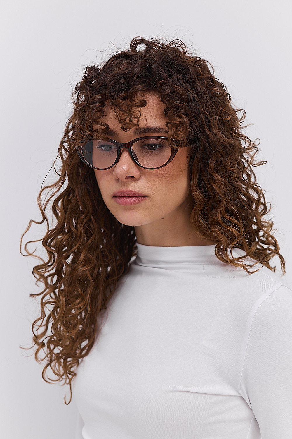 Жіночий лонгслів білий з вирізом для пальця на рукавах