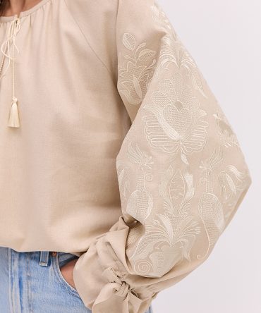 Жіноча вишиванка бежева з бежевим деревом життя гладдю