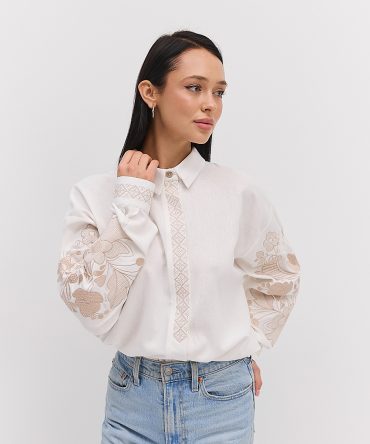Жіноча вишиванка молочна з золотими квітковими і геометричними візерунками