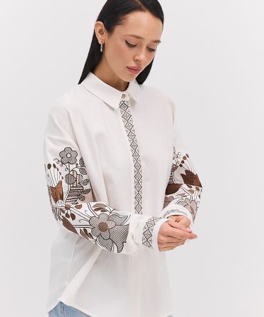 Жіноча вишиванка молочна з шоколадними квітковими і геометричними візерунками