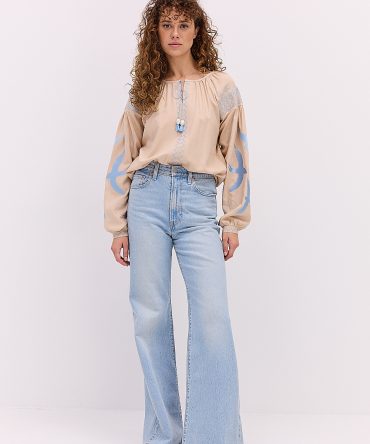 Жіноча вишиванка бежева з блакитними ластівками гладдю