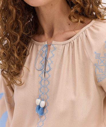 Жіноча вишиванка бежева з блакитними ластівками гладдю