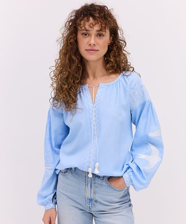 Жіноча вишиванка блакитна з молочними ластівками гладдю