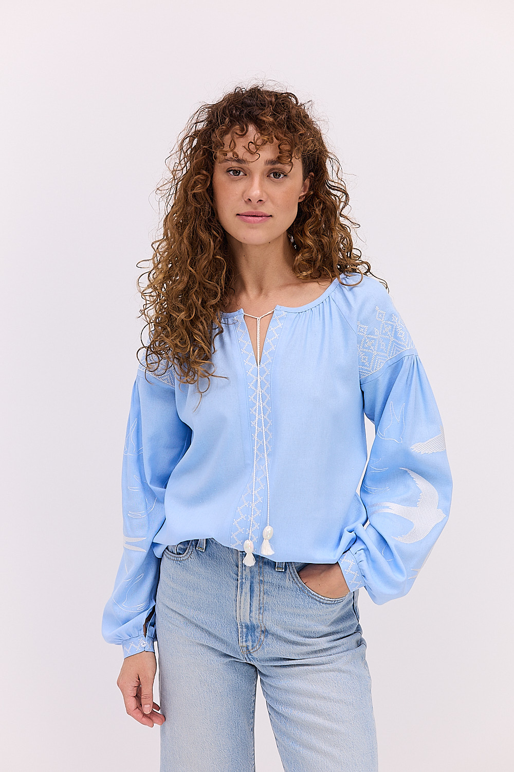 Жіноча вишиванка блакитна з молочними ластівками гладдю