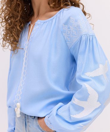 Жіноча вишиванка блакитна з молочними ластівками гладдю