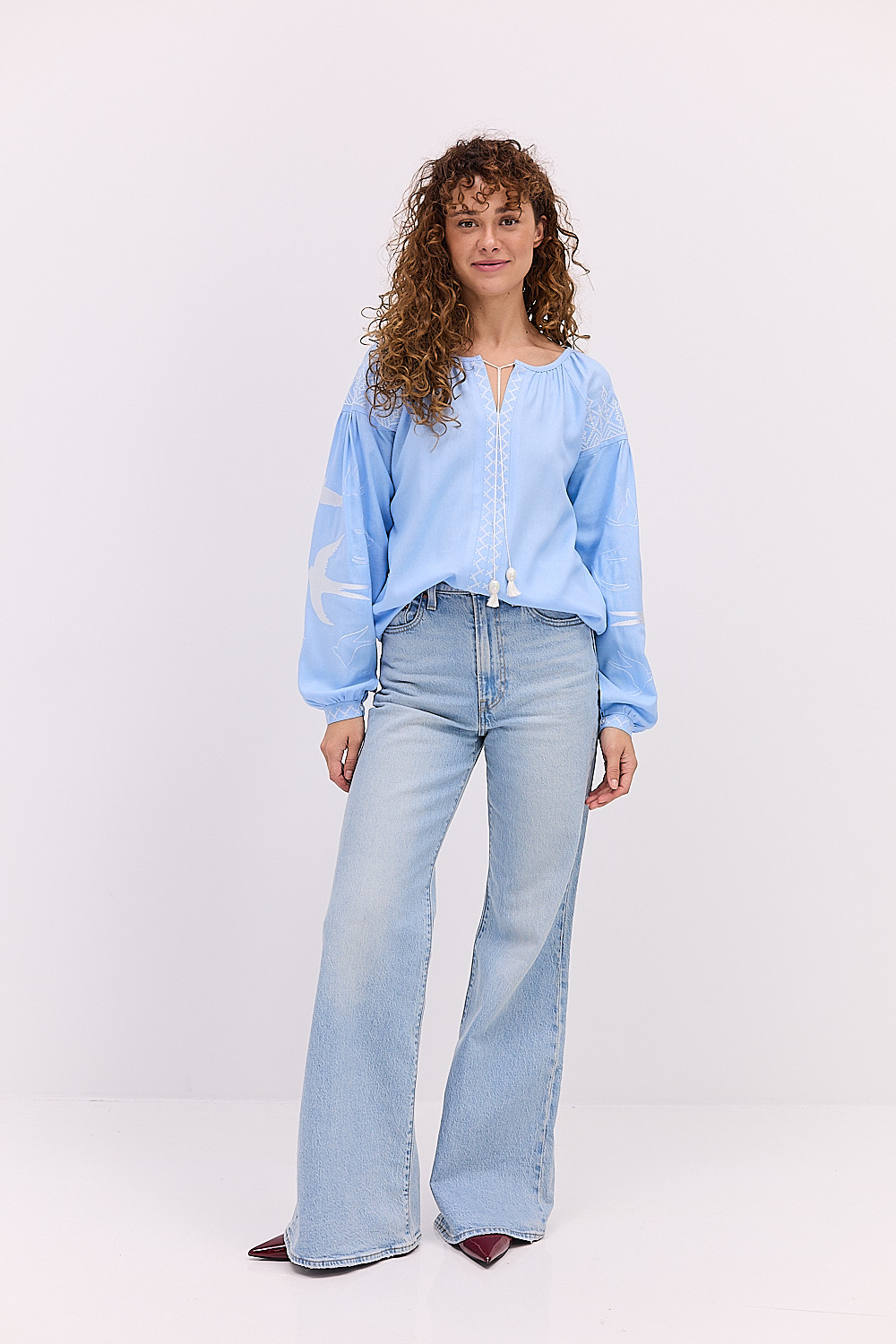 Жіноча вишиванка блакитна з молочними ластівками гладдю