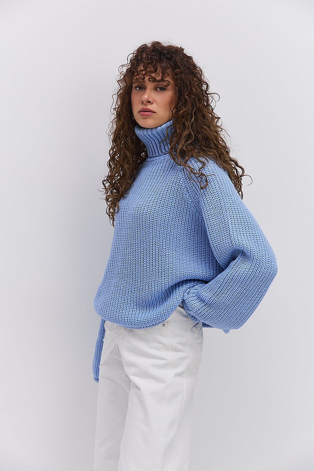 Жіночий в`язаний светр світло-блакитний з рукавами-регланами