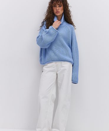 Жіночий в`язаний светр світло-блакитний з рукавами-регланами