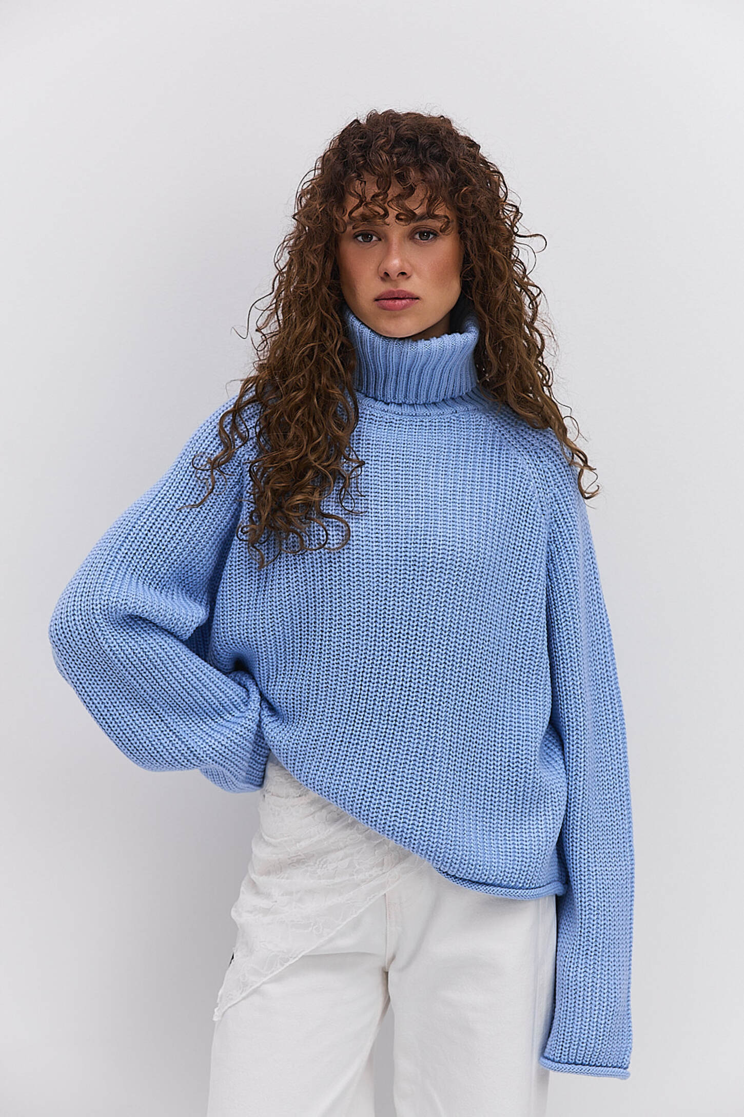 Жіночий в`язаний светр світло-блакитний з рукавами-регланами