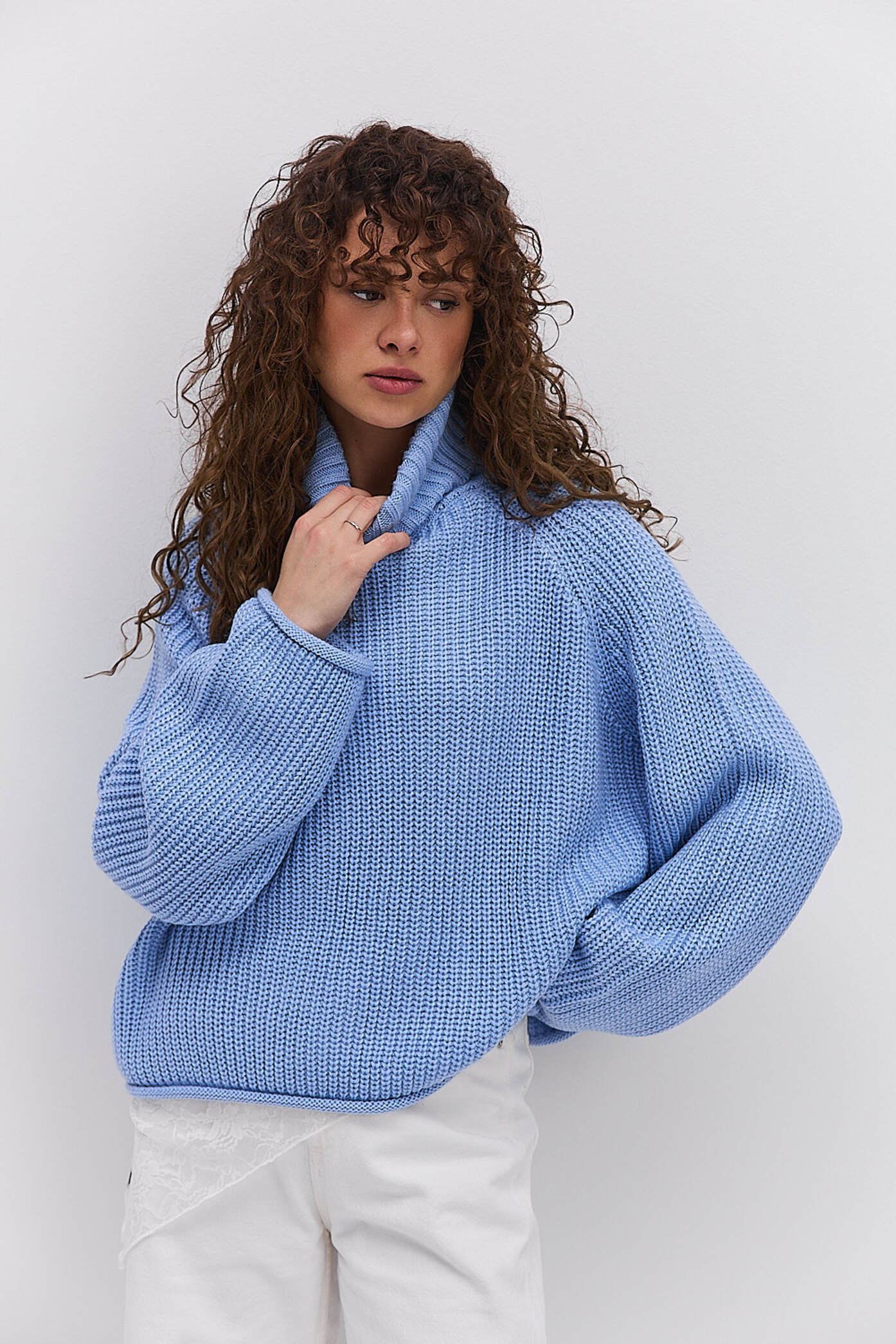 Жіночий в`язаний светр світло-блакитний з рукавами-регланами