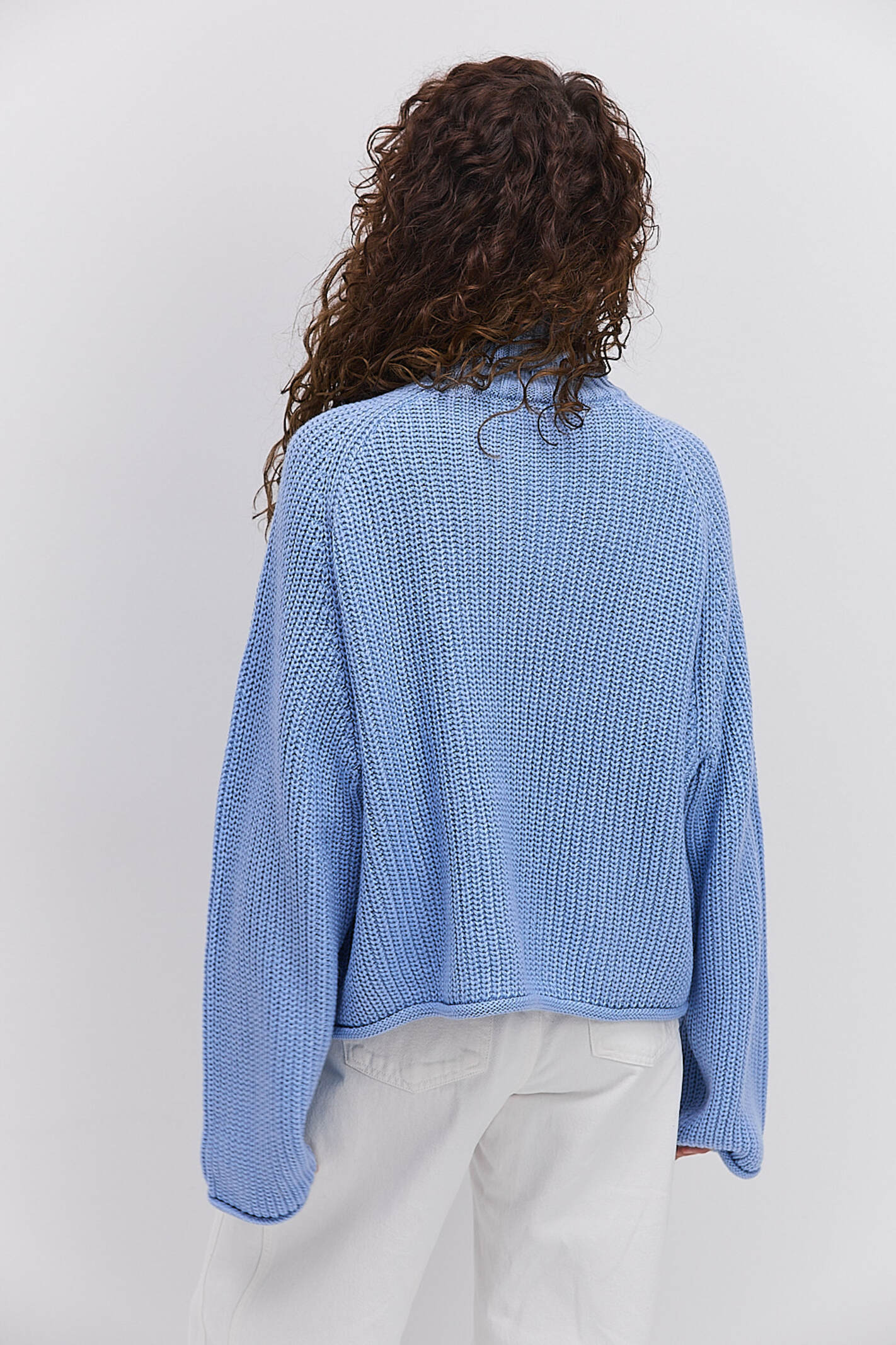 Жіночий в`язаний светр світло-блакитний з рукавами-регланами
