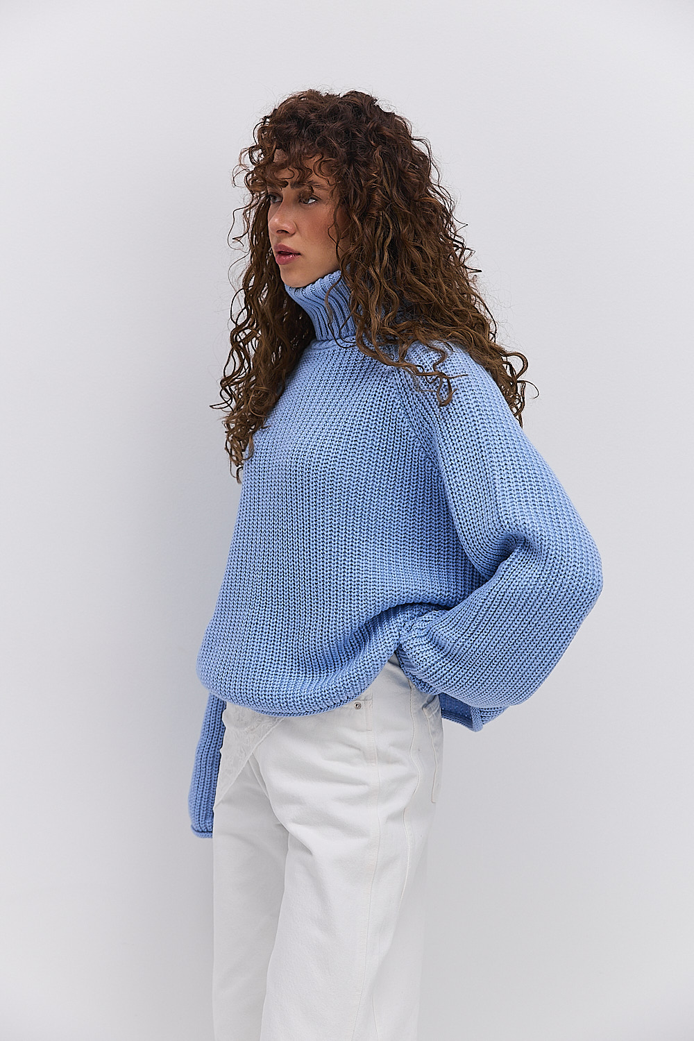 Жіночий в`язаний светр світло-блакитний з рукавами-регланами