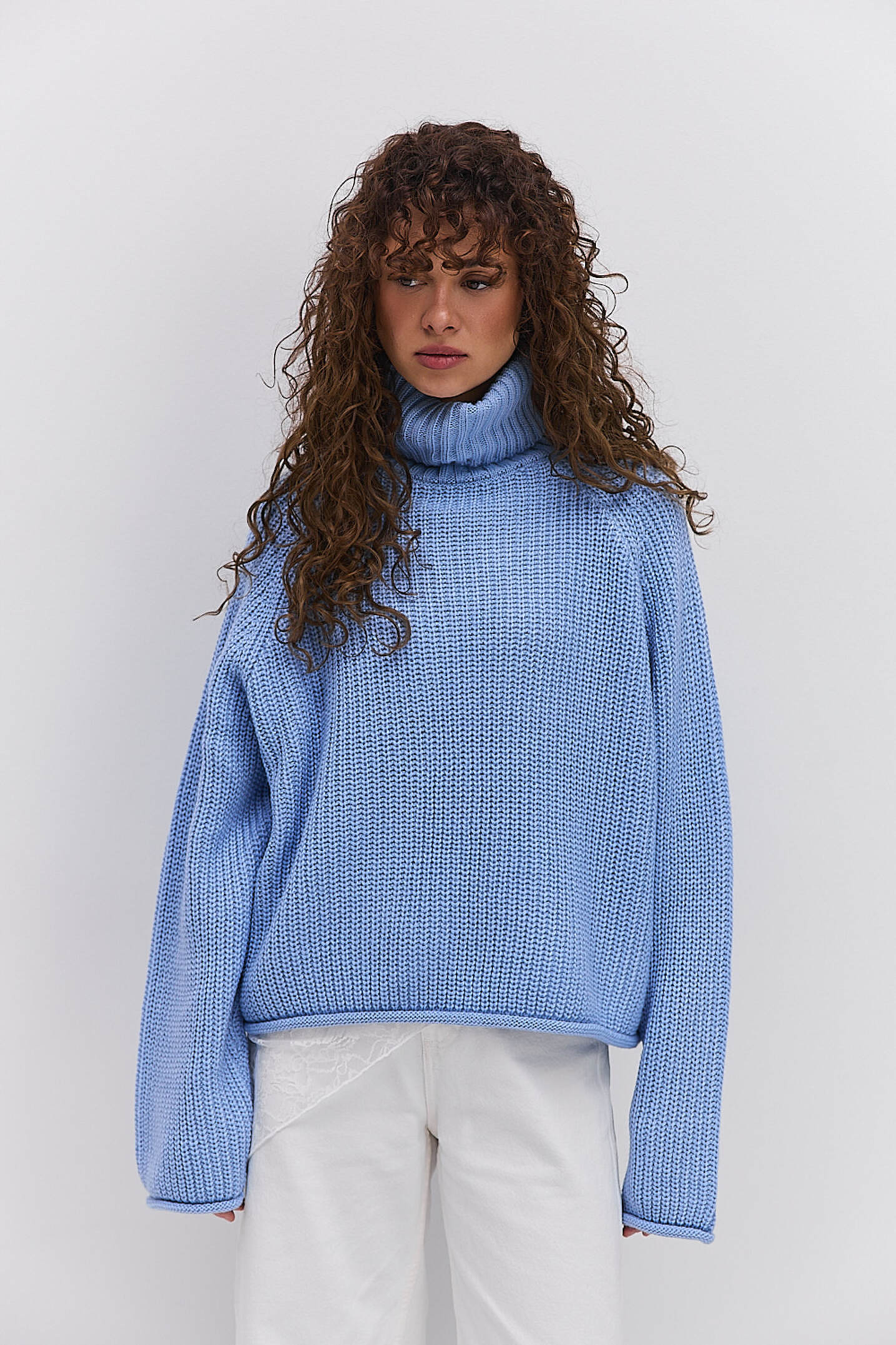 Жіночий в`язаний светр світло-блакитний з рукавами-регланами