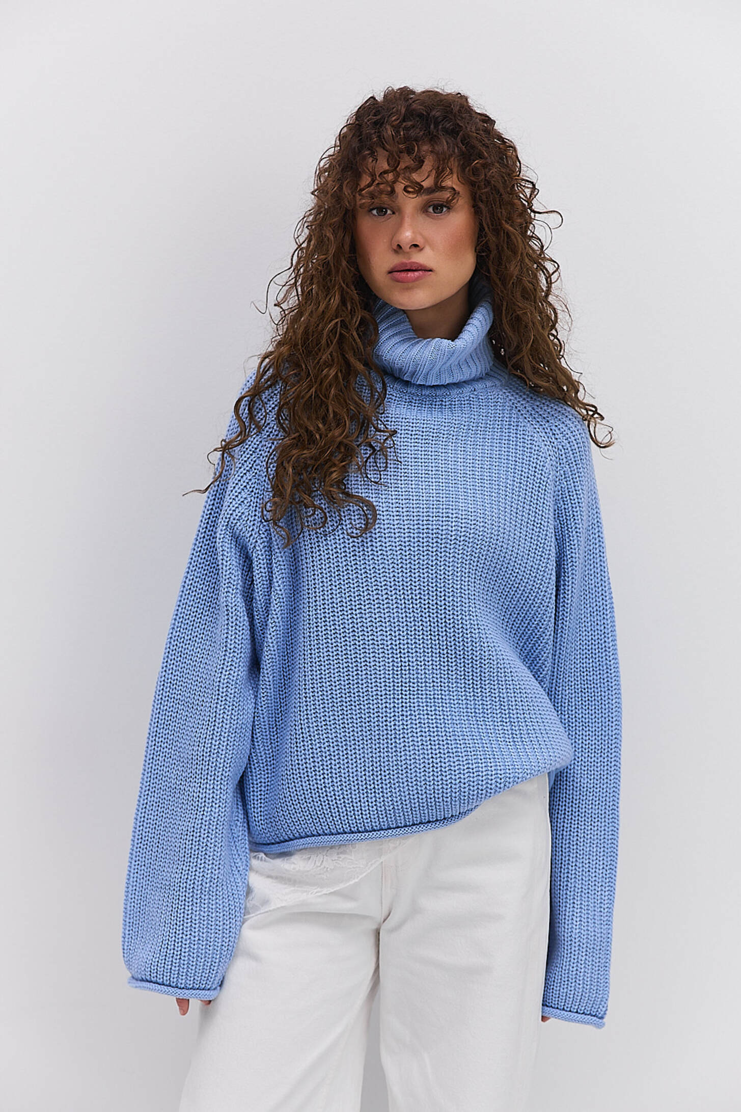 Жіночий в`язаний светр світло-блакитний з рукавами-регланами