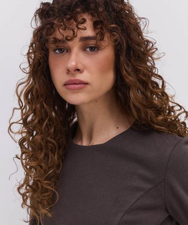 Коротка зимова сукня темно-кавова з рельєфними швами