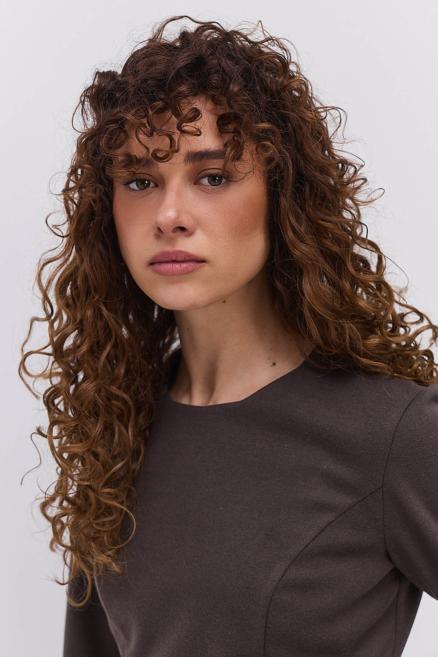 Коротка зимова сукня темно-кавова з рельєфними швами