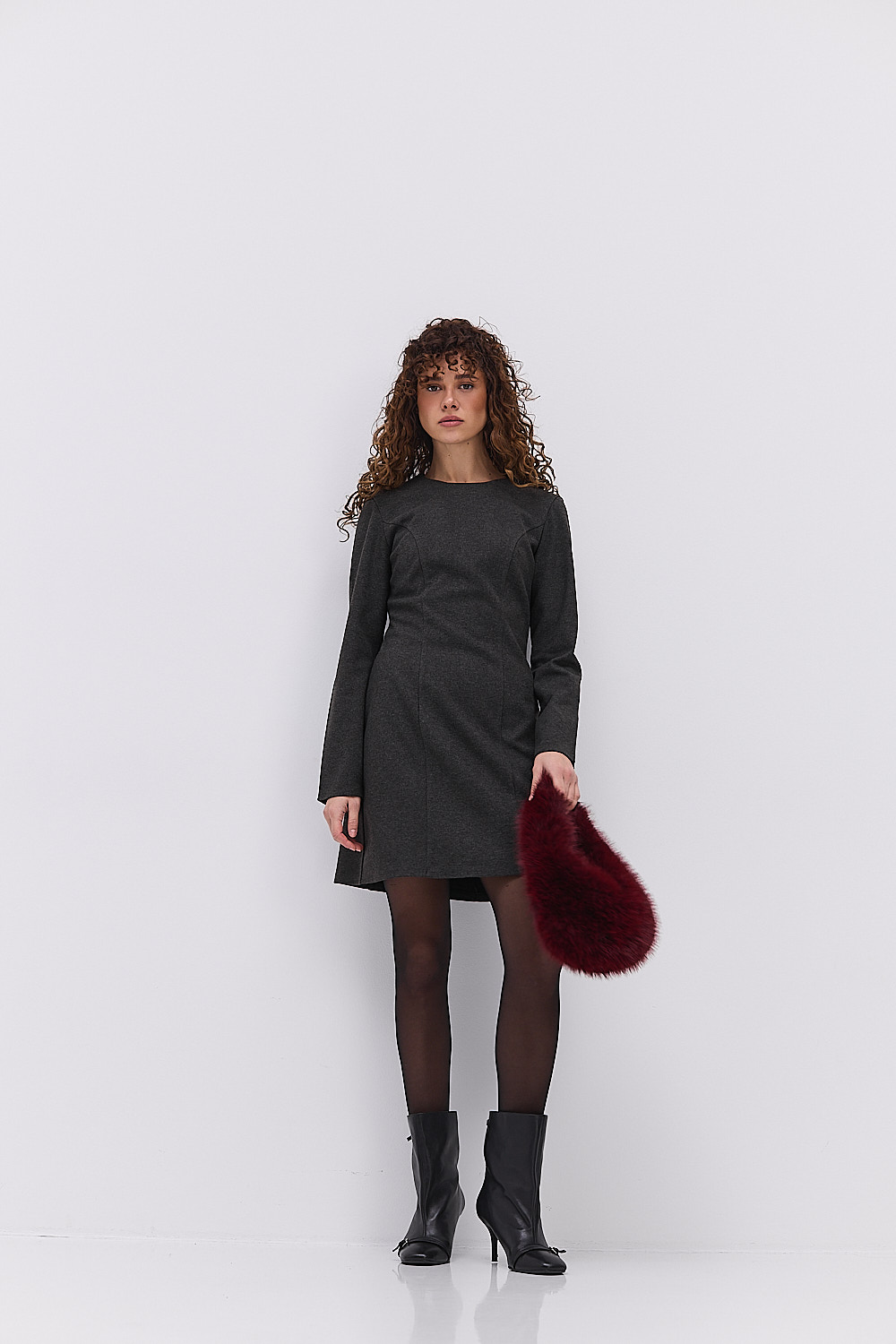 Коротка зимова сукня темно-сіра з рельєфними швами