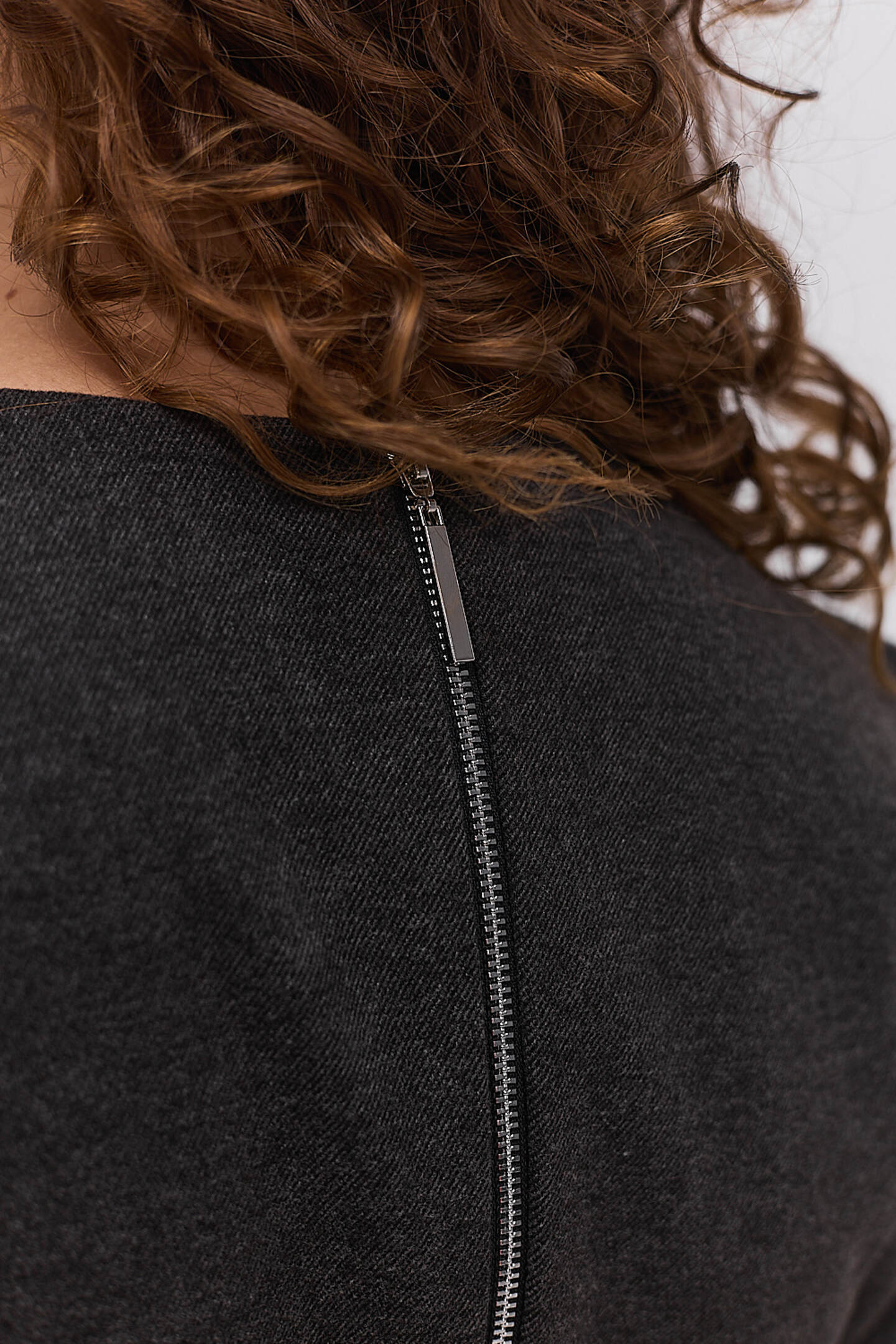 Коротка зимова сукня темно-сіра з рельєфними швами