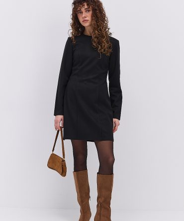 Коротка зимова сукня чорна з рельєфними швами