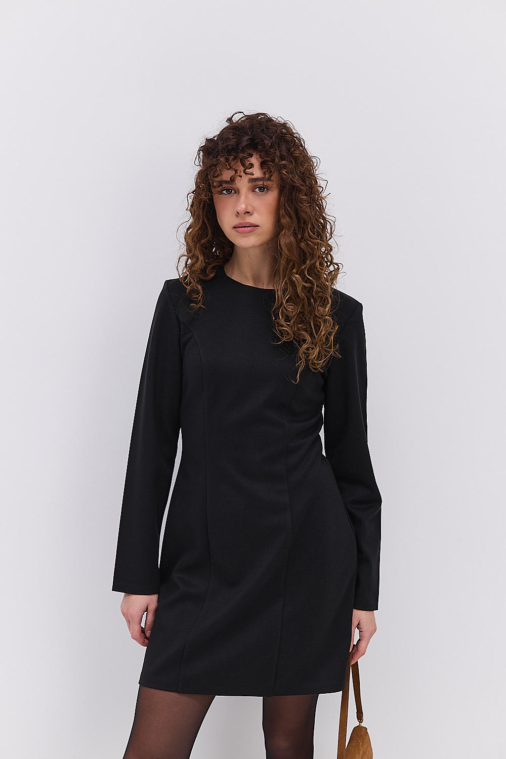 Коротка зимова сукня чорна з рельєфними швами