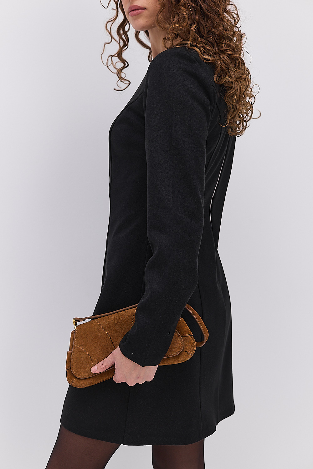 Коротка зимова сукня чорна з рельєфними швами