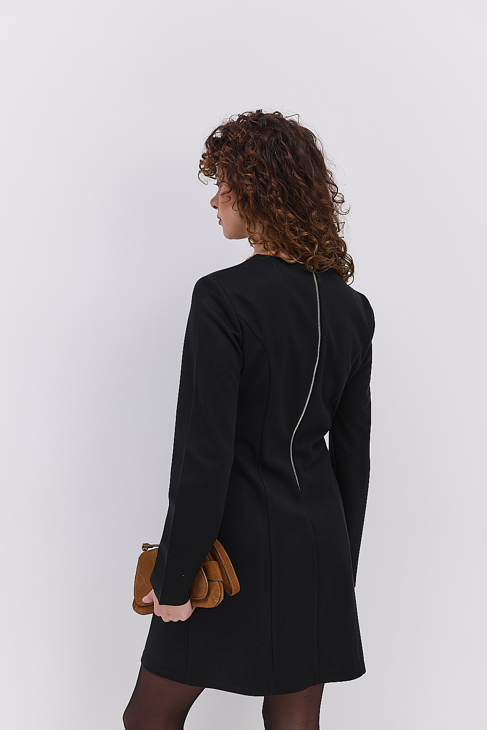 Коротка зимова сукня чорна з рельєфними швами