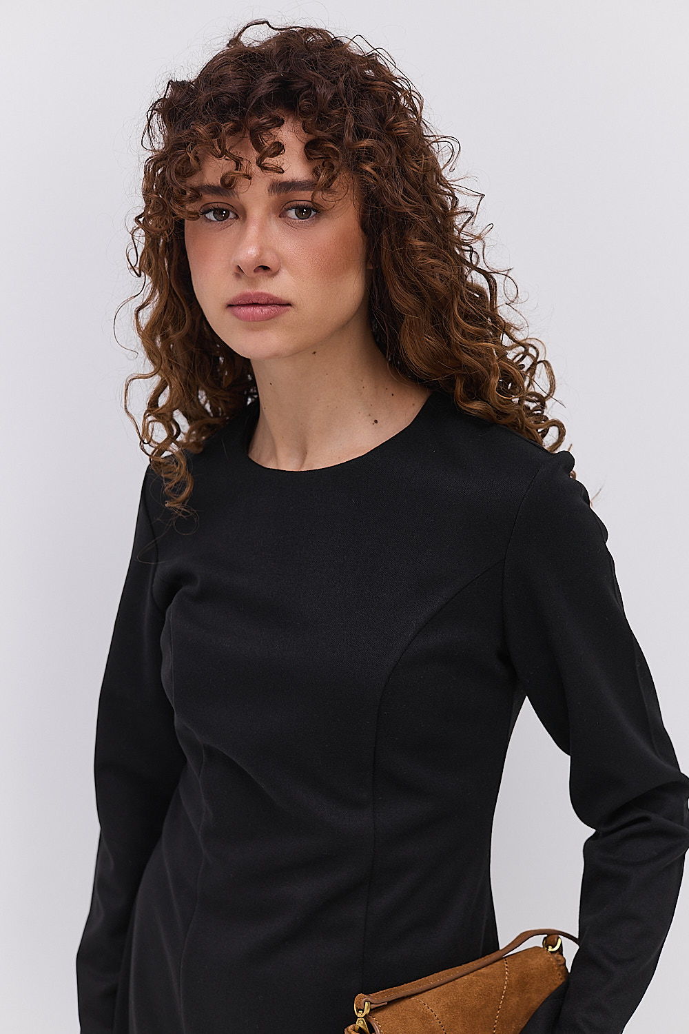 Коротка зимова сукня чорна з рельєфними швами