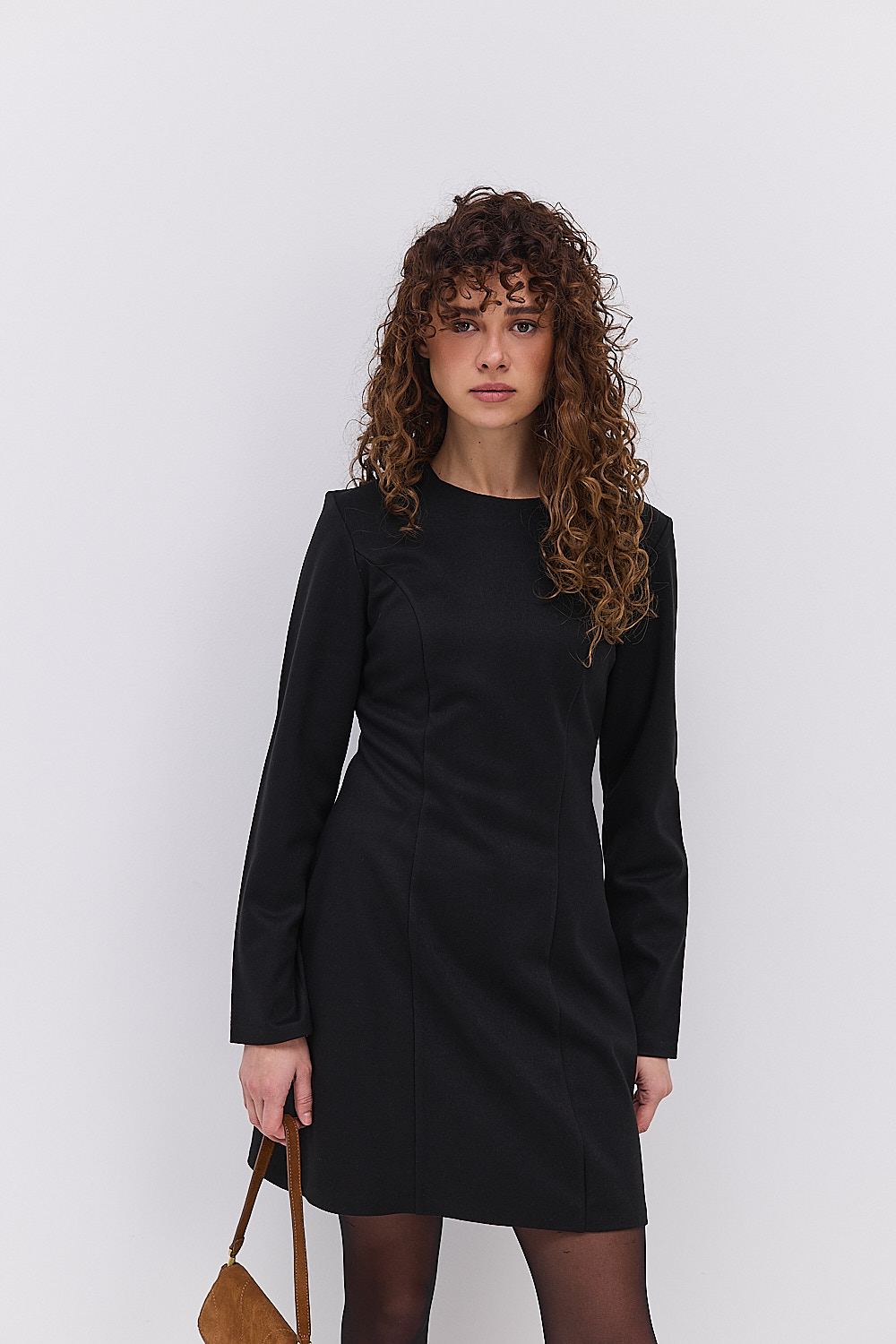 Коротка зимова сукня чорна з рельєфними швами