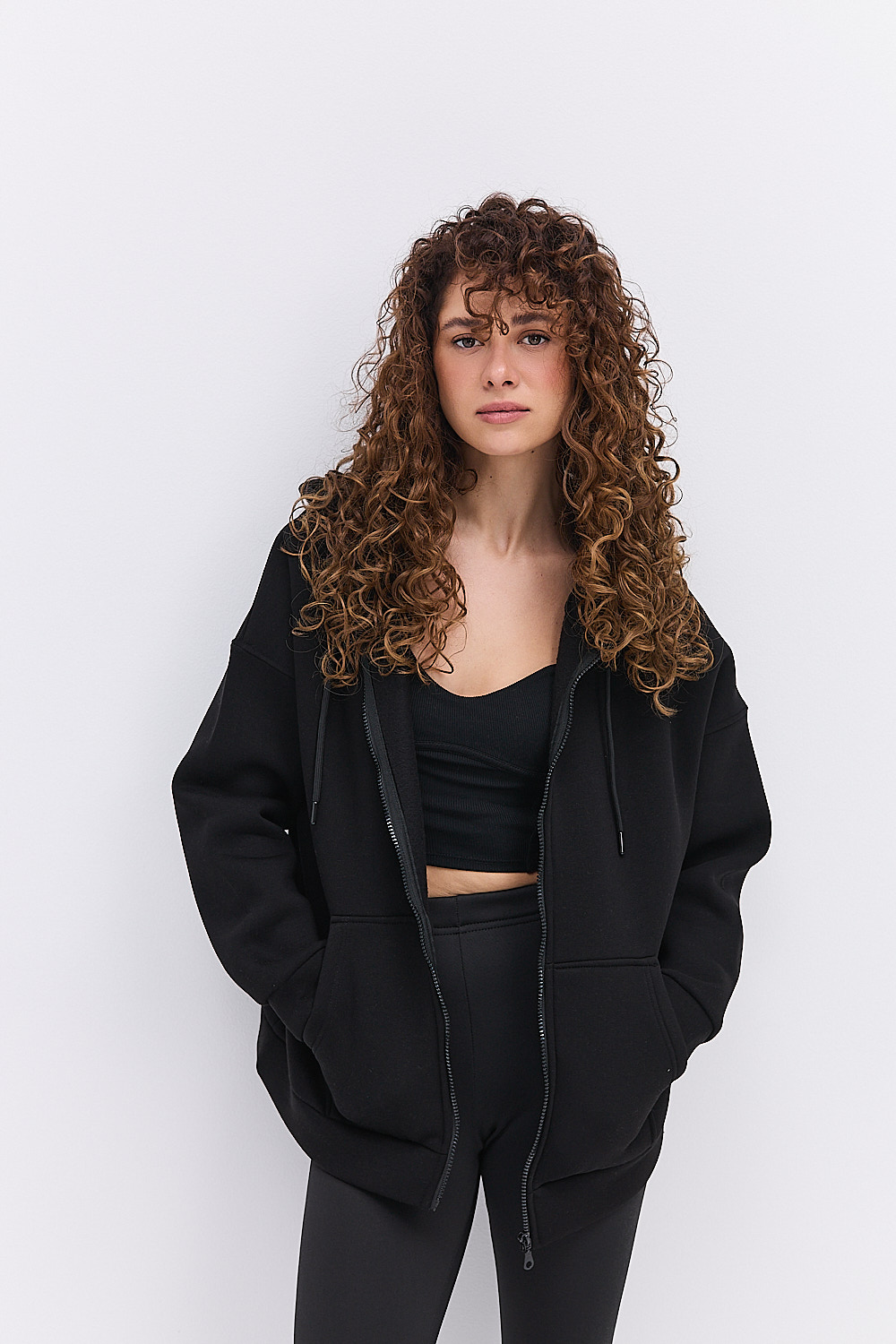 Жіночий утеплений світшот з капюшоном і блискавкою чорний