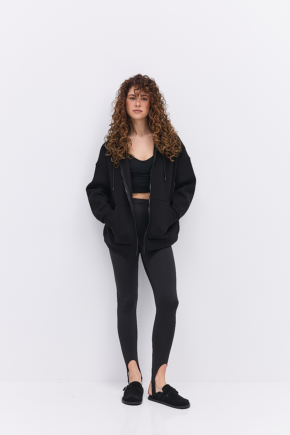 Жіночий утеплений світшот з капюшоном і блискавкою чорний