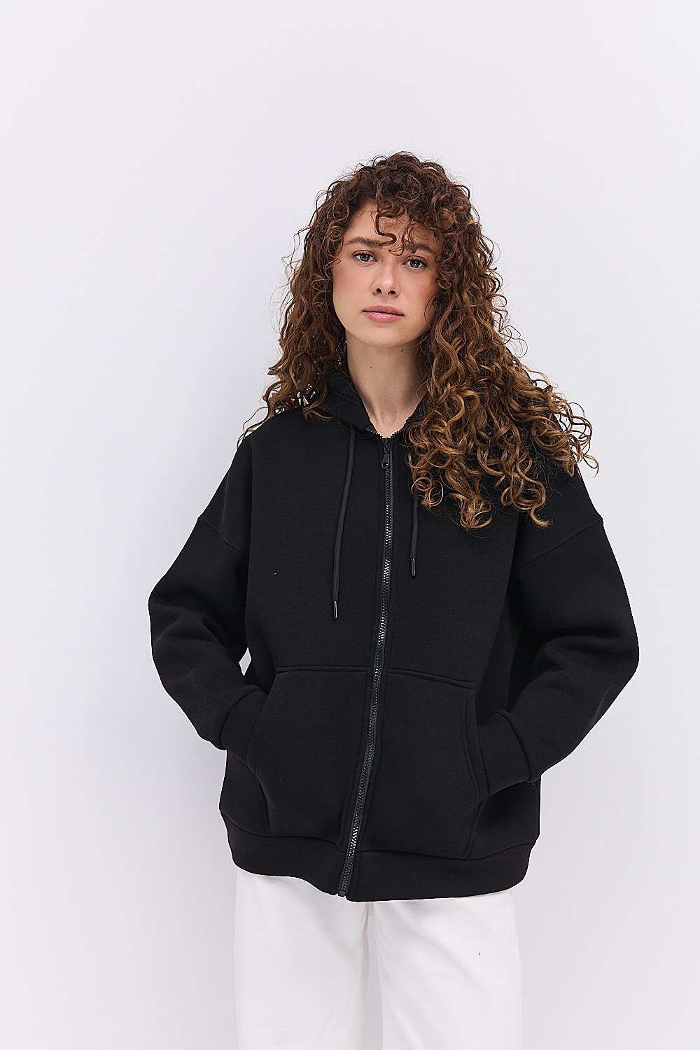 Жіночий утеплений світшот з капюшоном і блискавкою чорний