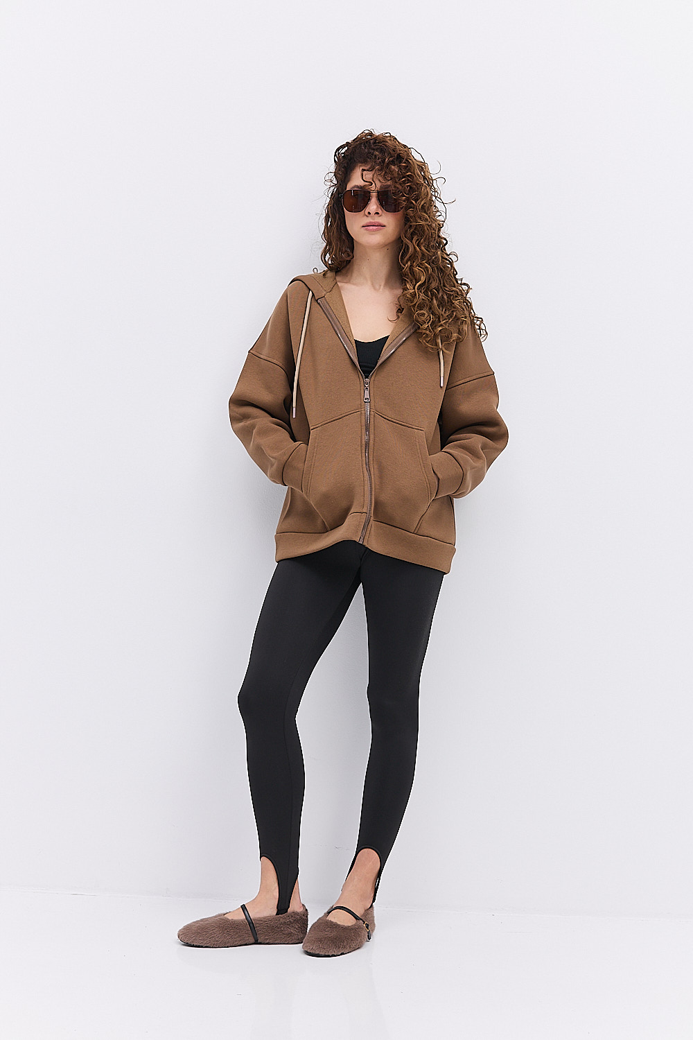 Жіночий утеплений світшот з капюшоном і блискавкою коричневий