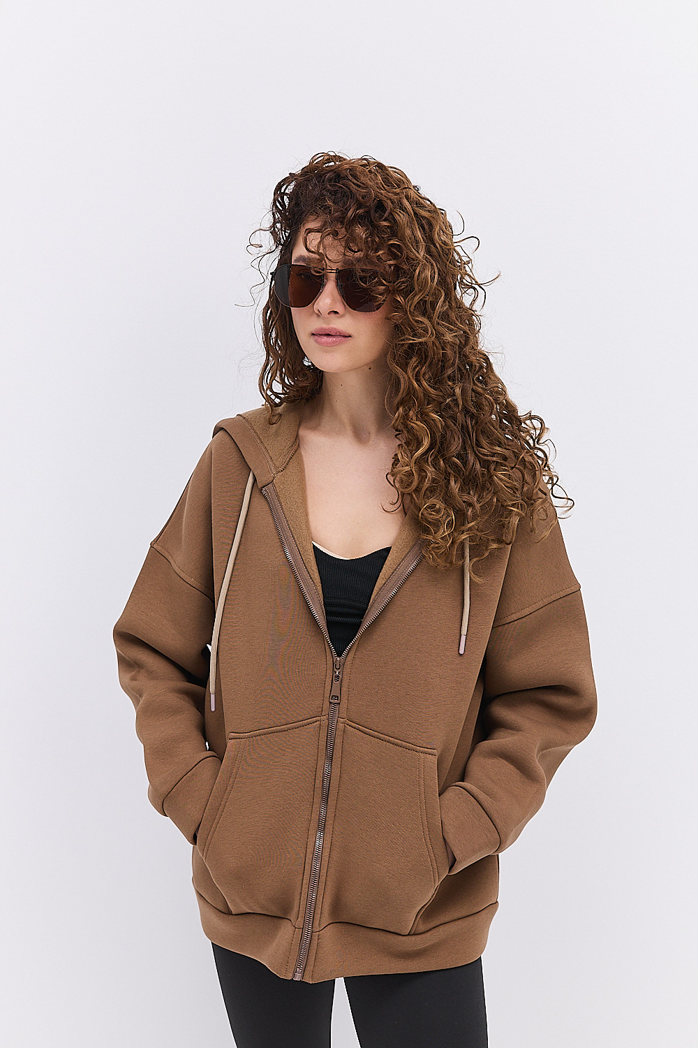 Жіночий утеплений світшот з капюшоном і блискавкою коричневий