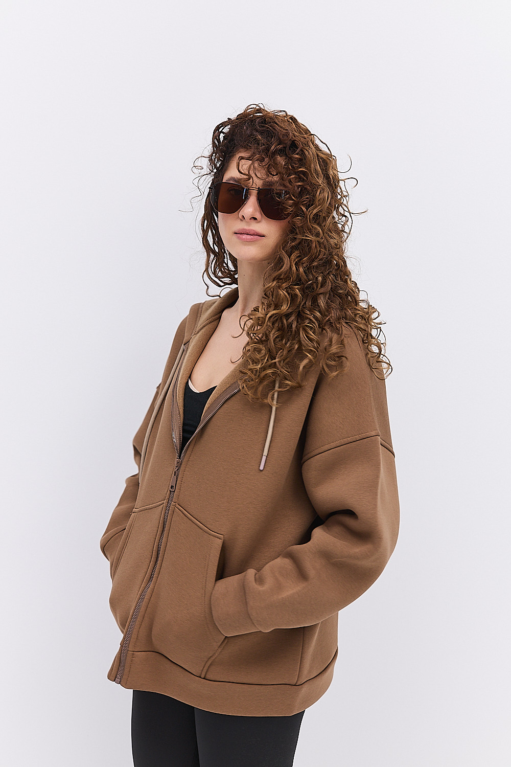 Жіночий утеплений світшот з капюшоном і блискавкою коричневий