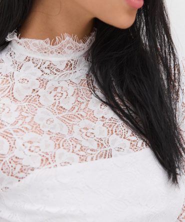 Мереживна блуза біла з асиметричним низом і топом у комплекті