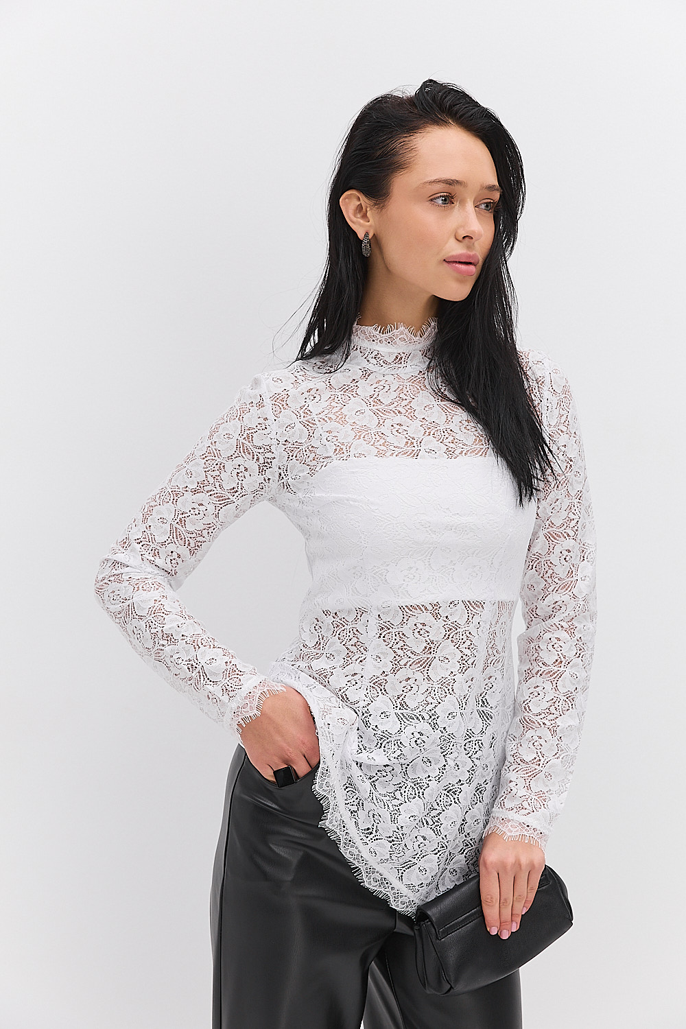 Мереживна блуза біла з асиметричним низом і топом у комплекті