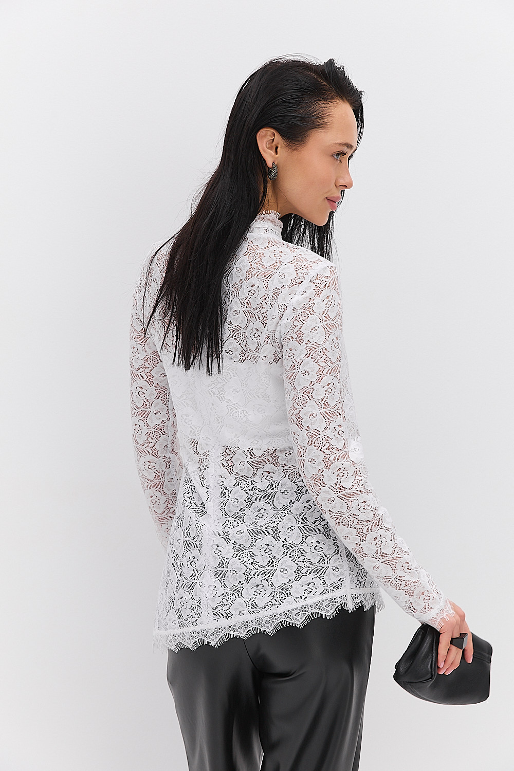 Мереживна блуза біла з асиметричним низом і топом у комплекті