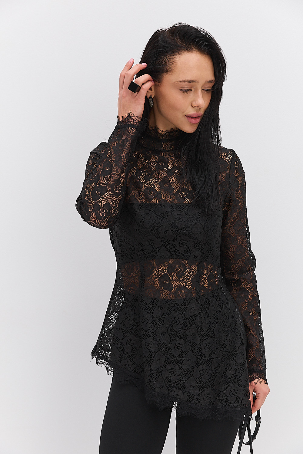 Мереживна блуза чорна з асиметричним низом і топом у комплекті