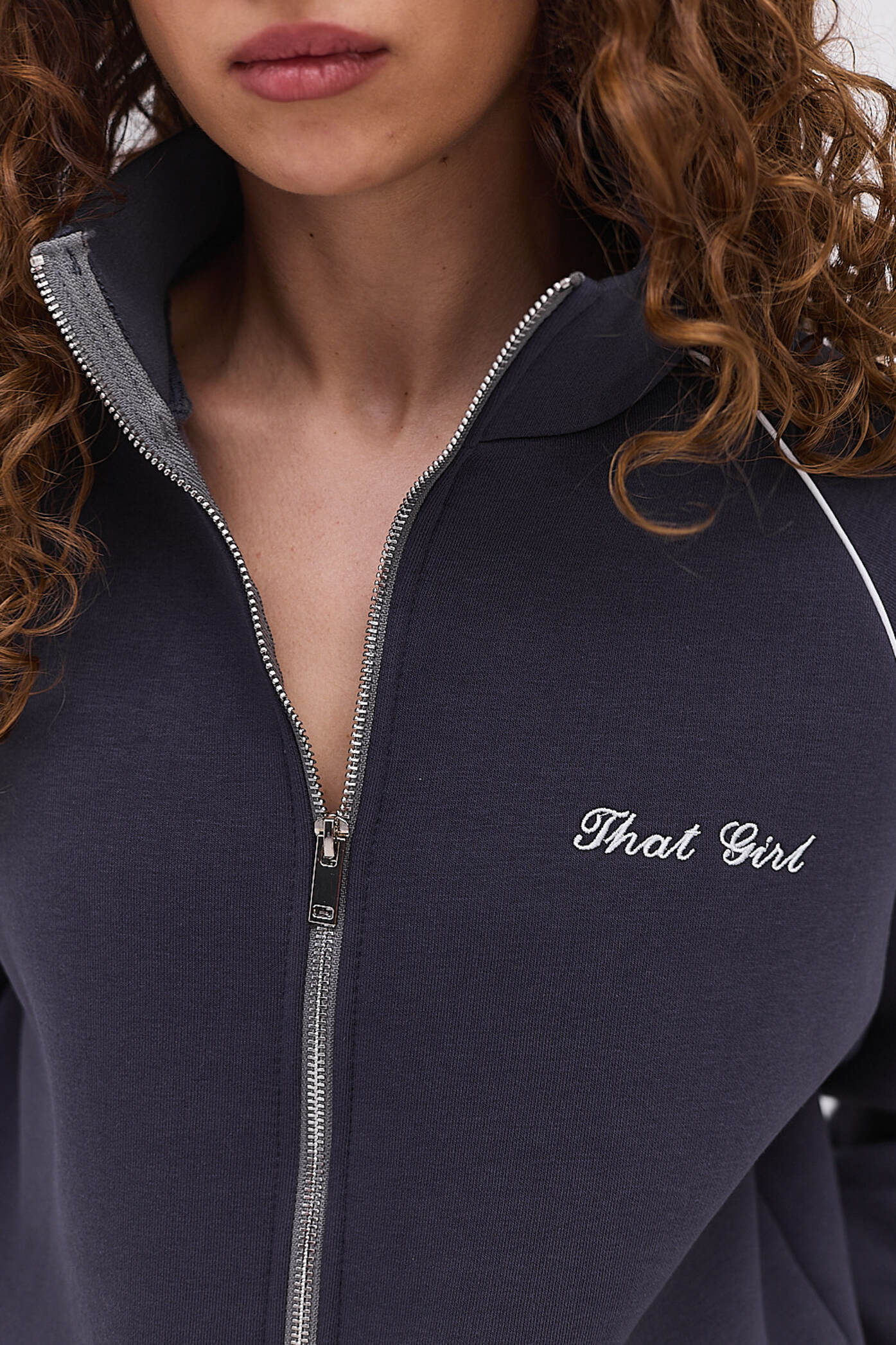 Жіночий спортивний костюм зимовий графітовий з вишивкою That girl