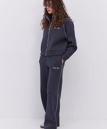 Жіночий спортивний костюм зимовий графітовий з вишивкою That girl