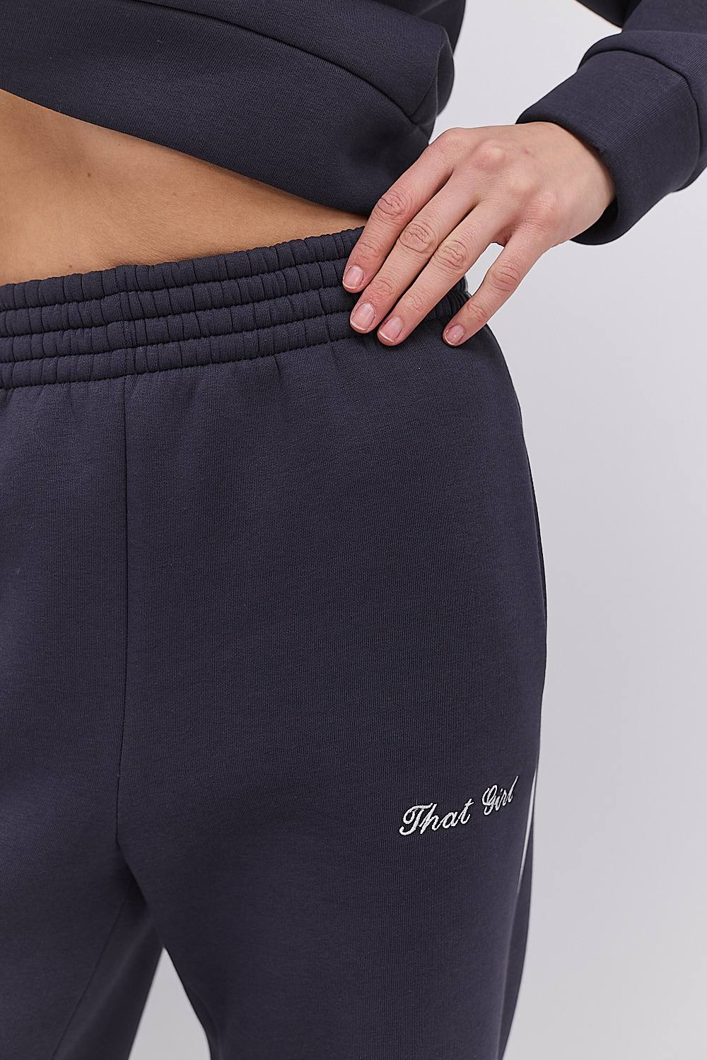 Жіночий спортивний костюм зимовий графітовий з вишивкою That girl