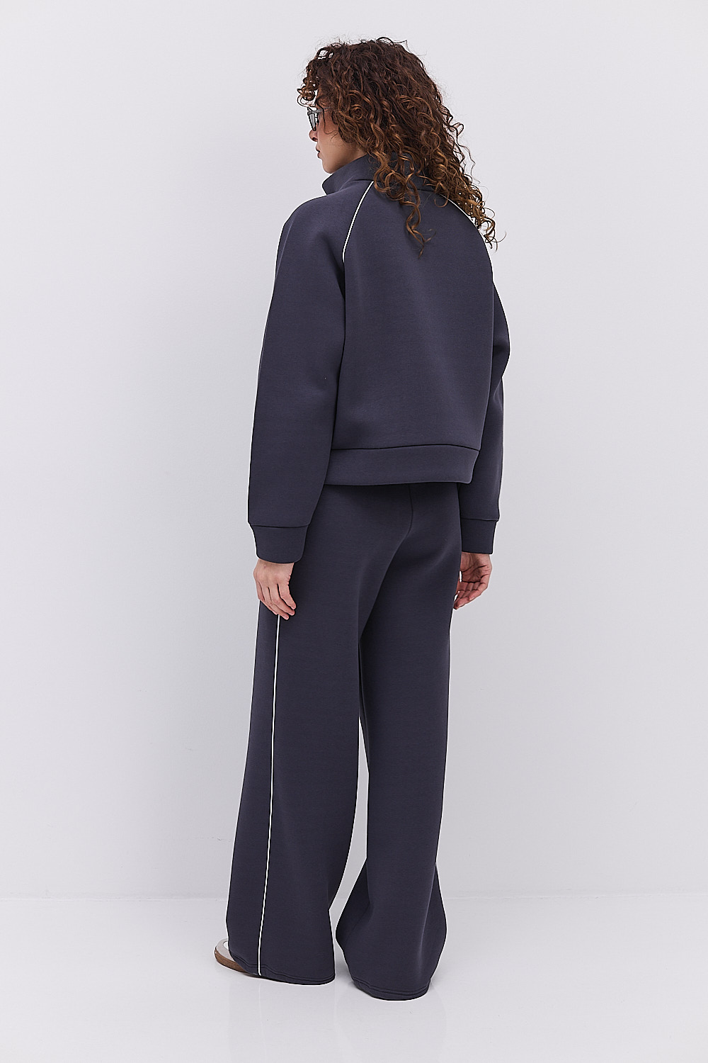 Жіночий спортивний костюм зимовий графітовий з вишивкою That girl