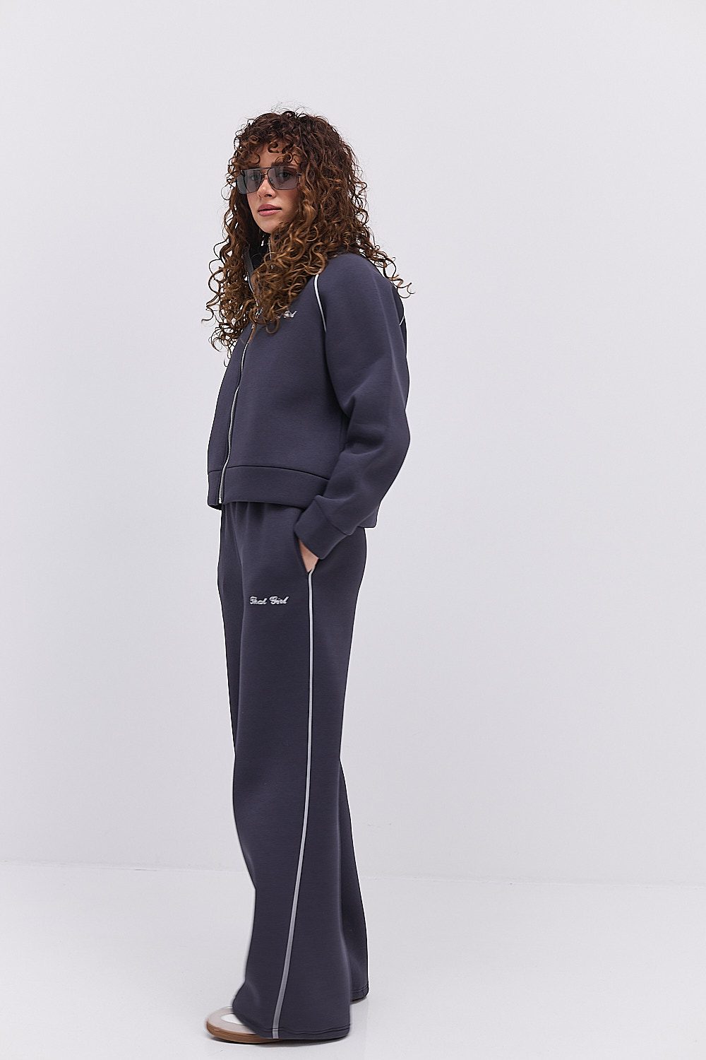 Жіночий спортивний костюм зимовий графітовий з вишивкою That girl