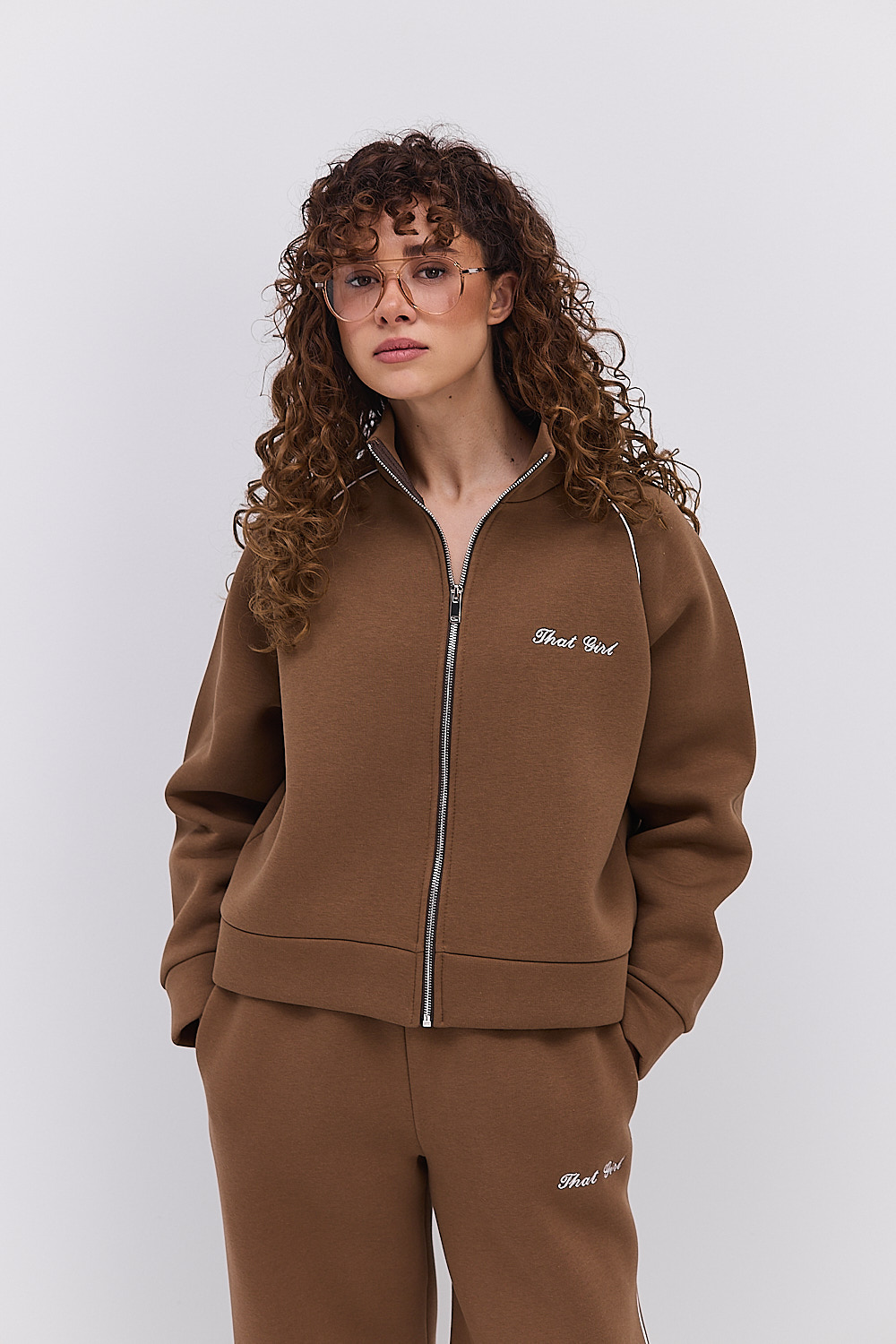 Жіночий спортивний костюм зимовий коричневий з вишивкою That girl