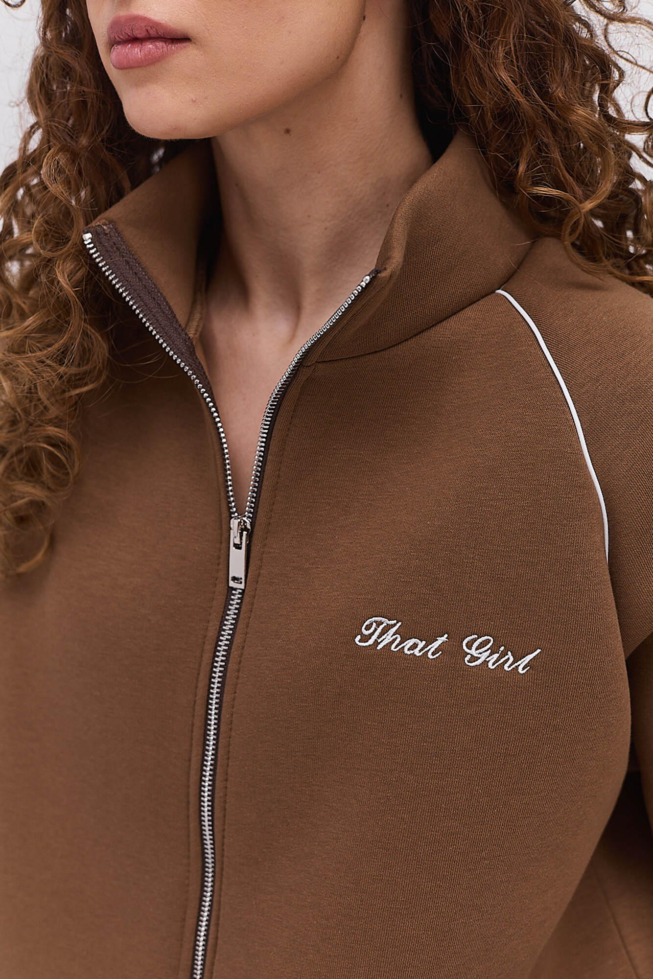 Жіночий спортивний костюм зимовий коричневий з вишивкою That girl