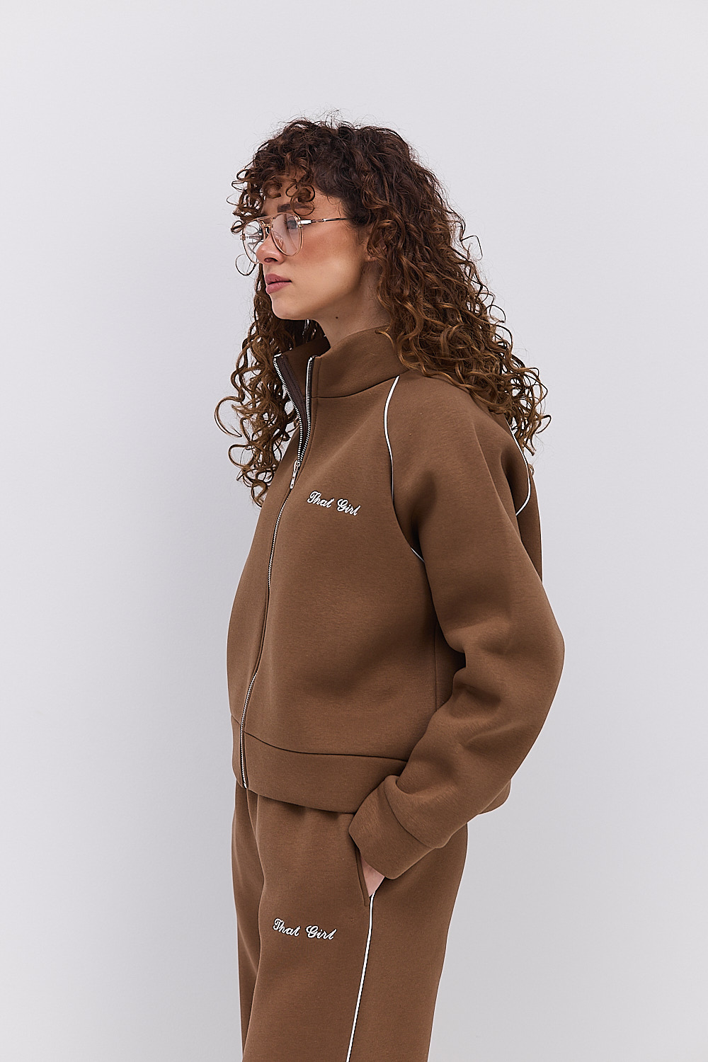 Жіночий спортивний костюм зимовий коричневий з вишивкою That girl